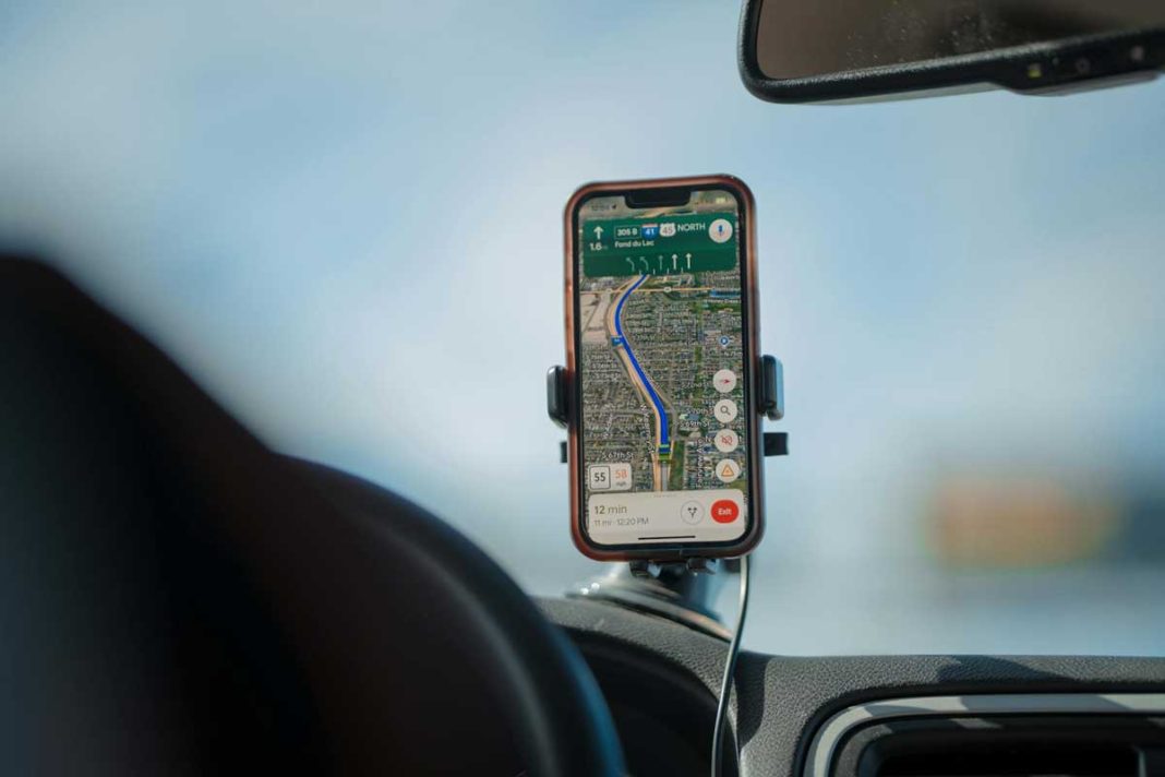 Mobile phone use while driving: what you can and can’t do in NSW ...
